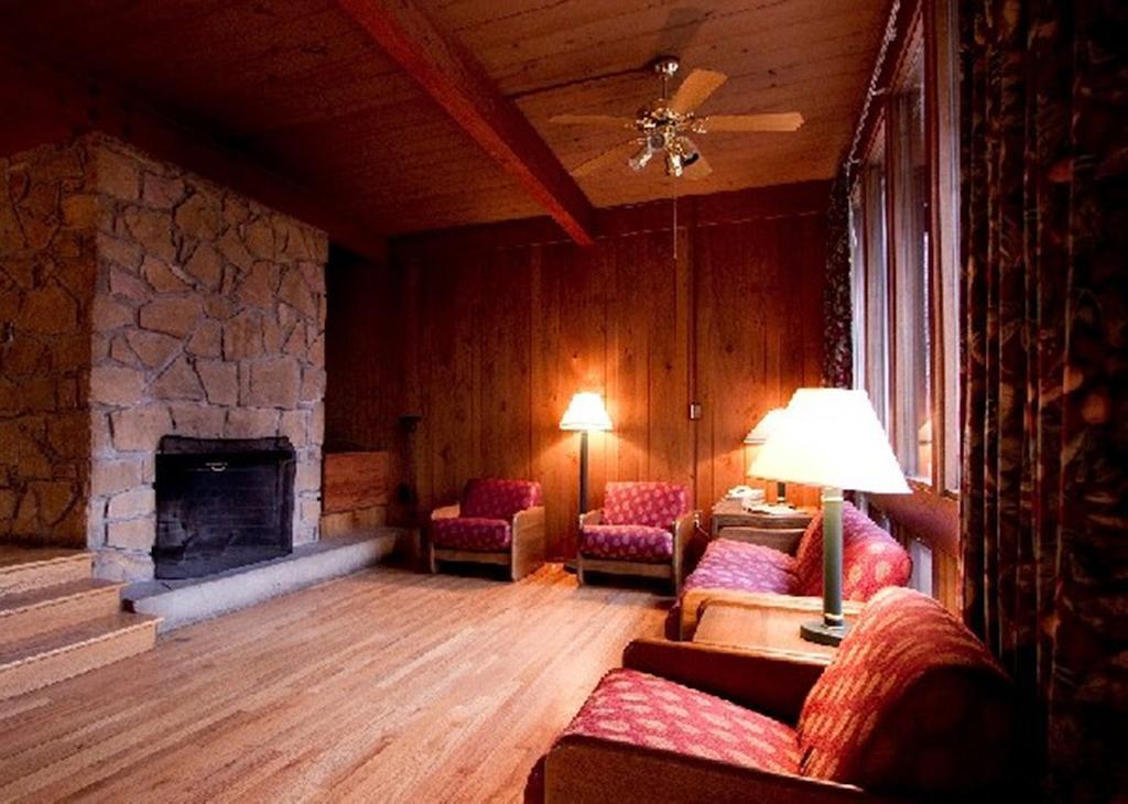 Pipestem Resort State Park Rum bild